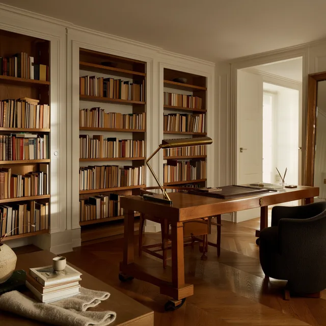 Bureau et bibliothèque en chêne massif, lampes en laiton, fauteuil anthracite