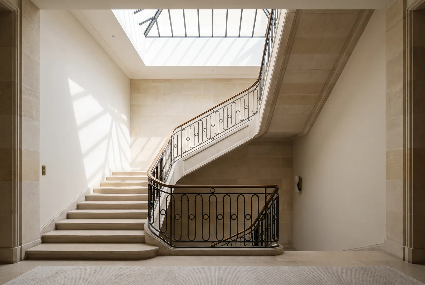 Escalier d’honneur en pierre, rampe en fer forgé et verrière zénithale